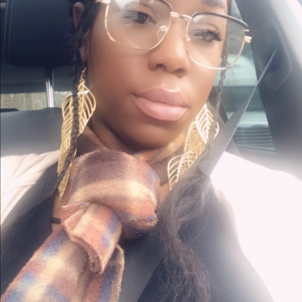 Meet your Posher, Cotilyea